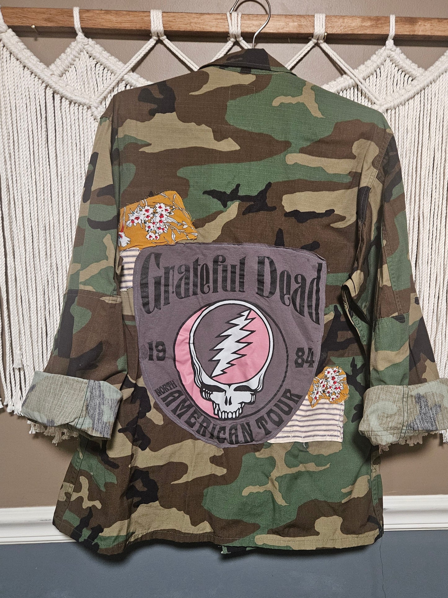 A little camo, a little flower power, and a whole lotta rock ‘n’ roll. 🤘🌼  Medium/Large